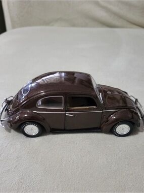 M2 1952 Volkswagen Beetle 1:24 Diecast Car "Brown Betty"